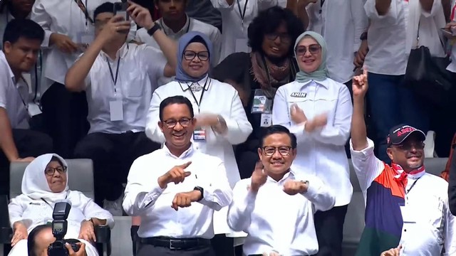 Paslon 01 Anies Baswedan dan Muhaimin Iskandar melakukan gestur 'Waktunya Perubahan' pada Kampanye Akbar Anies Baswedan-Muhaimin Iskandar (AMIN) di Jakarta International Stadium (JIS), Jakarta, Sabtu (10/2/2024). Foto: Youtube/Anies Baswedan