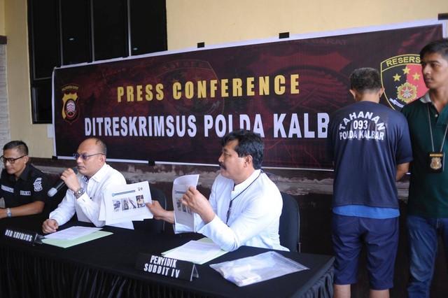 Polda Kalbar saat lakukan Press Confrence penangkapan ASN Singkawang yang membuat konten video penyiksaan kera. Foto: Dok. Polda KalbarAS