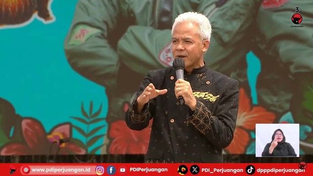 Capres 03 Ganjar Pranowo berorasi pada Kirab Akbar Hajatan Rakyat Ganjar-Mahfud di Jalan Diponegoro, Kawasan Ngarsopuro, Solo, Jawa Tengah, Sabtu (10/2/2024). Foto: Youtube/PDIP