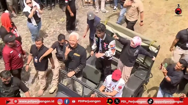 Capres 03 Ganjar Pranowo naik Jeep usai Kirab Akbar Hajatan Rakyat Ganjar-Mahfud di Jalan Diponegoro, Kawasan Ngarsopuro, Solo, Jawa Tengah, Sabtu (10/2/2024). Foto: Youtube/PDIP