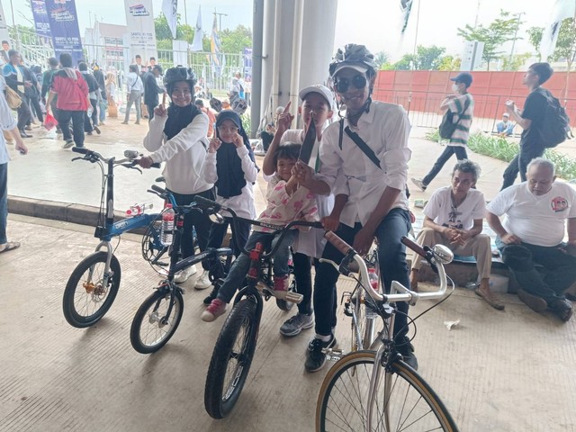 Sekeluarga gowes sepeda ke JIS menghadiri kampanye pemungkas AMIN "Kumpul Akbar Bersatu Berani Berubah", Sabtu (10/2/2024). foto: Dok. Istimewa