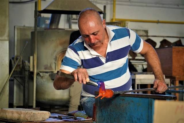 Sari Timbul Glass Factory. Foto hanya ilustrasi bukan tempat sebenarnya. Sumber foto: Unsplash.com/Dan Hadar