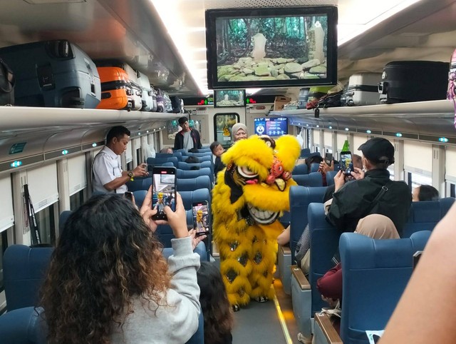 Barongsai di dalam gerbong kereta. Foto: M Wulan/Tugu Jogja