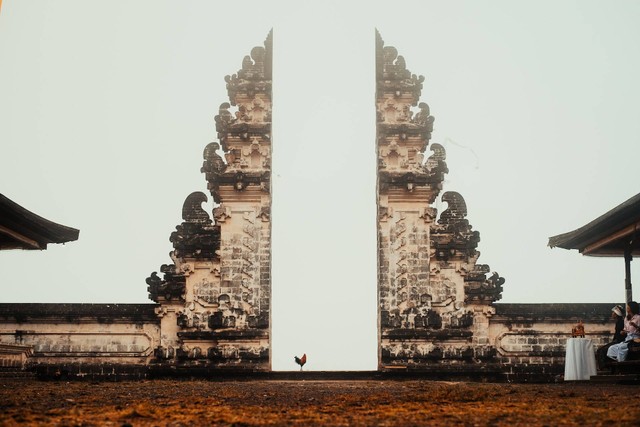 Pura Bukit Batu Kursi. Foto Hanya Ilustrasi, Bukan Tempat Sebenarnya., Sumber Unsplash Adam Wilson