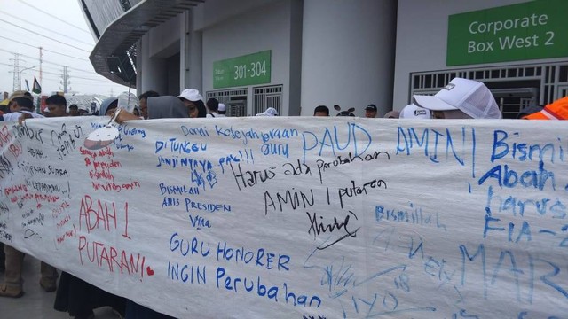 Selebaran karung putih berisi banyak harapan yang dituliskan pendukung Anies Baswedan pada Kampanye Akbar AMIN "Kumpul Akbar Bersatu Berani Berubah" di JIS, Jakarta Utara, Sabtu (10/2/2024). Foto: Dok. Istimewa