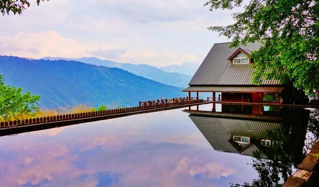 Blue Sky Pool Lembang. Foto hanyalah ilustrasi bukan tempat sebenarnya. Sumber: Unsplash/Zion C