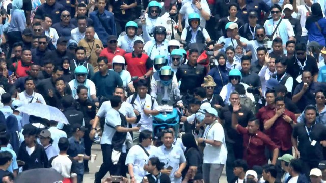 Cawapres 02 Gibran Rakamubing Raka mengendarai sepeda motor saat menuju lokasi Kampanye Akbar di Stadion Utama GBK, Jakarta, Sabtu (10/2/2024). Foto: Youtube/Waktunya Indonesia Maju
