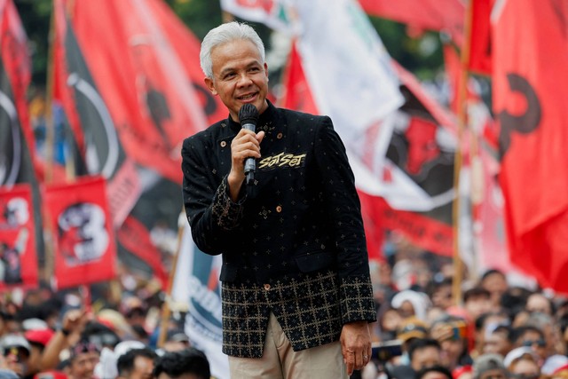 Capres 03 Ganjar Pranowo berorasi pada Kirab Akbar Hajatan Rakyat Ganjar-Mahfud di Benteng Vastenburg, Solo, Jawa Tengah, Sabtu (10/2/2024). Foto: Willy Kurniawan/REUTERS