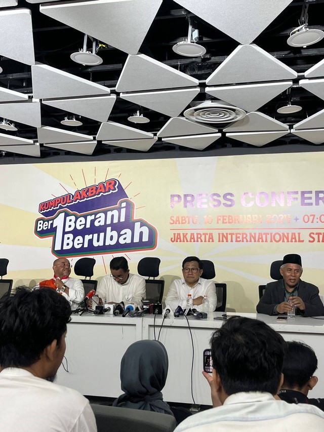 Paslon 01, Anies Baswedan dan Muhaimin Iskandar, saat press conference usai kampanye akbar di JIS, Sabtu, (10/2/2024). Foto: Retyan Sekar Nurani/kumparan