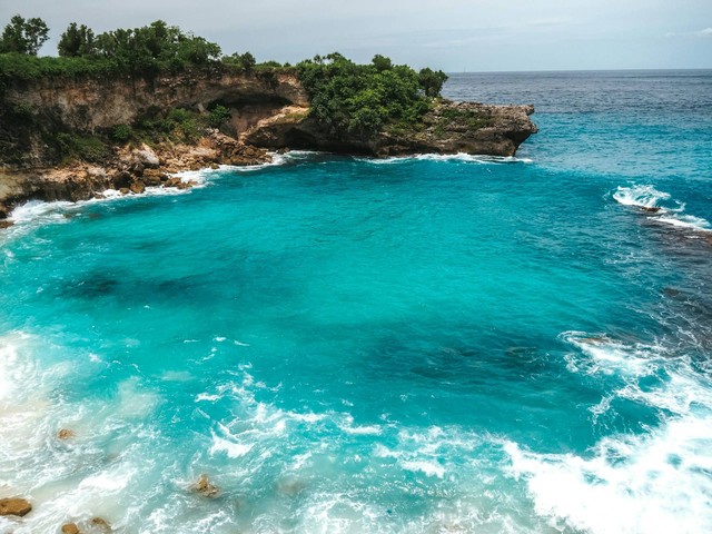 Secret Beach Nusa Ceningan. Foto Hanya Ilustrasi, Bukan Tempat Sebenarnya. Sumber Unsplash Lesya Soboleva