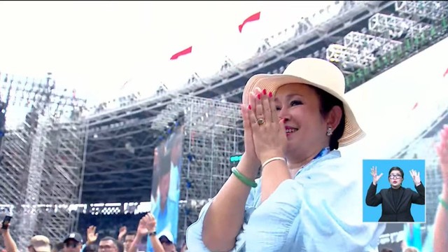 Titiek Soeharto menghadiri kampanye akbar Prabowo-Gibran di Stadion Gelora Bung Karno, Jakarta, Sabtu (10/2/2024). Foto: Youtube/Waktunya Indonesia Maju