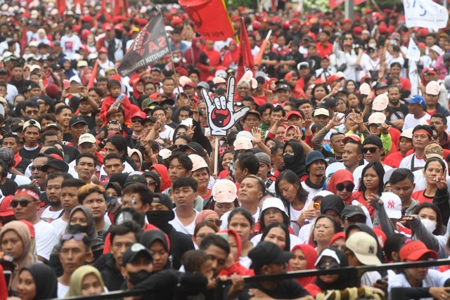 Pendukung capres-cawapres nomor urut 3 Ganjar Pranowo dan Mahfud MD saat kampanye akbar bertajuk Hajatan Rakyat di Semarang, Jawa Tengah, Sabtu (10/2/2024). Foto: Akbar Nugroho Gumay/ANTARA FOTO