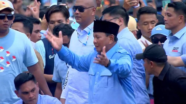 Capres nomor urut 02 Prabowo Subianto joget saat kampanye akbar di Stadion Gelora Bung Karno, Jakarta, Sabtu (10/2/2024). Foto: Youtube/Waktunya Indonesia Maju