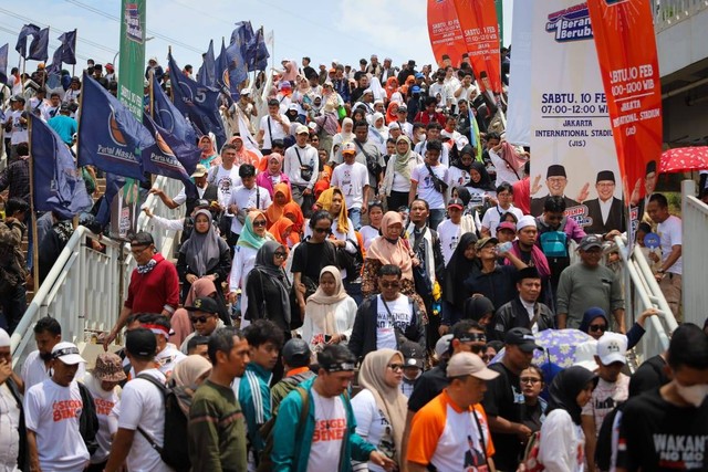 Peserta kampanye akbar Anies Baswedan-Muhaimin Iskandar (AMIN) mulai meninggalkan Jakarta International Stadium (JIS), Jakarta Utara, Sabtu (10/2/2024). Foto: Iqbal Firdaus/kumparan