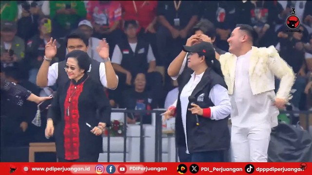 Ketua Umum PDIP Megawati Soekarnoputri berjoget saat kampanye akbar bertajuk Hajatan Rakyat di Simpang Lima, Semarang, Sabtu (10/2/2024).
 Foto: Youtube/PDI Perjuangan