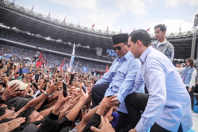 Capres nomor urut 02 Prabowo Subianto menyapa massa saat kampanye akbar di Stadion Gelora Bung Karno, Jakarta, Sabtu (10/2/2024). Foto: Jamal Ramadhan/kumparan