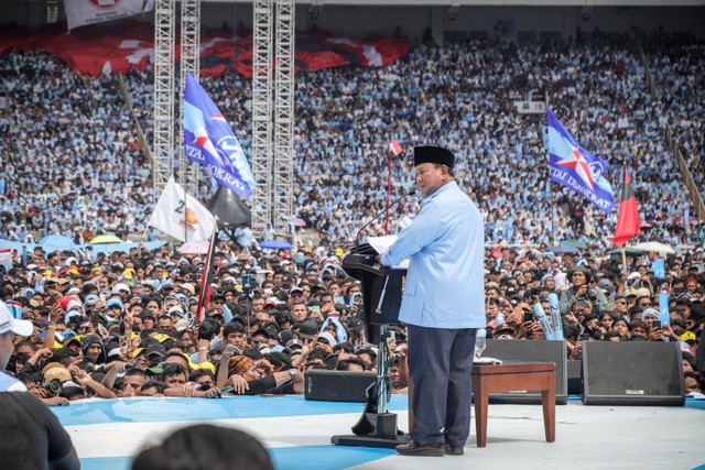 Capres nomor urut 02 Prabowo Subianto memberikan pidato saat kampanye akbar di Stadion Gelora Bung Karno, Jakarta, Sabtu (10/2/2024). Foto: Jamal Ramadhan/kumparan