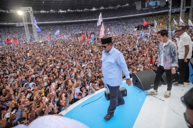 Capres nomor urut 02 Prabowo Subianto menyapa massa saat kampanye akbar di Stadion Gelora Bung Karno, Jakarta, Sabtu (10/2/2024). Foto: Jamal Ramadhan/kumparan