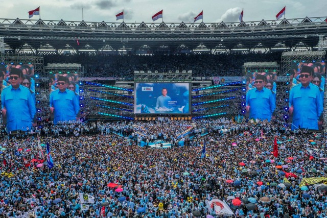 Foto udara ribuan simpatisan Capres-Cawapres nomor urut 2 Prabowo-Gibran mengikuti kampanye akbar di Stadion Utama Gelora Bung Karno (SUGBK), Senayan, Jakarta, Sabtu (10/2/2024).  Foto: Galih Pradipta/ANTARA FOTO