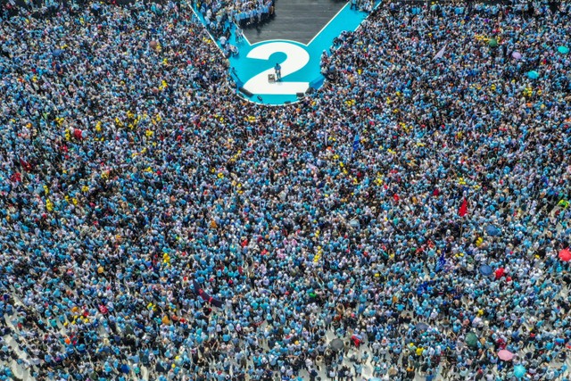 Foto udara ribuan simpatisan Capres-Cawapres nomor urut 2 Prabowo-Gibran mengikuti kampanye akbar di Stadion Utama Gelora Bung Karno (SUGBK), Senayan, Jakarta, Sabtu (10/2/2024). Foto: Galih Pradipta/ANTARA FOTO