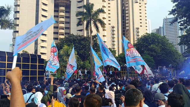 Penampilan koplo dari Bolonemase dengan ratusan sound bass yang menggelegar di kawasan GBK, Sabtu (10/2/2024). Foto: Thomas Bosco/kumparan