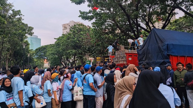 Massa antre telor gratis dari komunitas peternak telor Blitar dan Kediri usai kampanye akbar Prabowo-Gibran di Stadion Gelora Bung Karno, Jakarta, Sabtu (10/2/2024). Foto: Thomas Bosco/kumparan