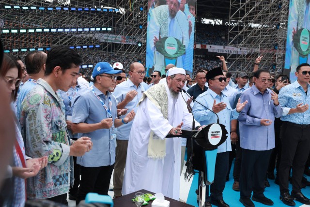 Habib Ali Kwitang Jakarta memimpin doa di depan 600 Ribu pendukung Prabowo-Gibran dalam kampanye akbar pamungkas, di Gelora Bung Karno (GBK), Jakarta, Sabtu (10/2). Foto: Dok. Istimewa