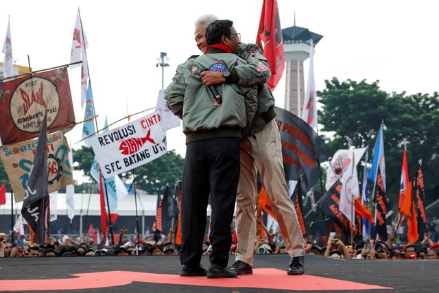 Capres-cawapres 02 Ganjar Pranowo dan Mahfud MD berpelukan saat hadiri Kampanye Akbar di Lapangan Pancasila Simpang Lima, Semarang, Jawa Tengah, Sabtu (10/2/2024). Foto: Willy Kurniawan/REUTERS
