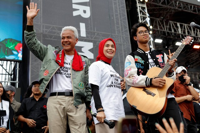 Capres 02 Ganjar Pranowo didampingi Istri dan anaknya saat hadiri Kampanye Akbar di Lapangan Pancasila Simpang Lima, Semarang, Jawa Tengah, Sabtu (10/2/2024). Foto: Willy Kurniawan/REUTERS