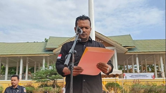 Ketua Bawaslu Aceh Tamiang, Imran memimpin apel siaga pengawas Pemilu 2024. 