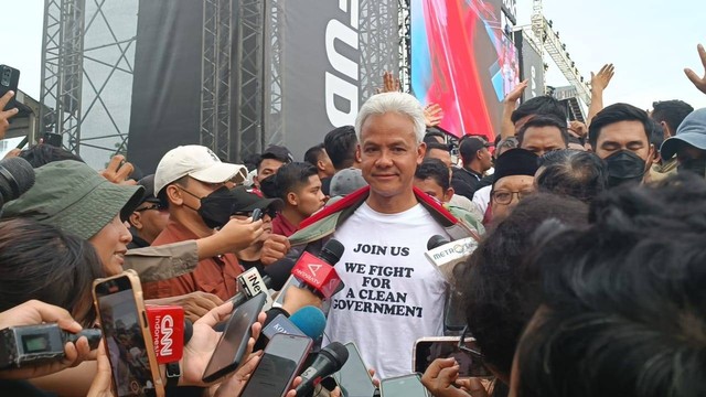 Capres nomor urut 03 Ganjar Pranowo saat diwawancarai usai Kampanye Akbar di Semarang, Jawa Tengah, Sabtu (10/2/2024). Foto: Fadlan Nuril Fahmi/kumparan