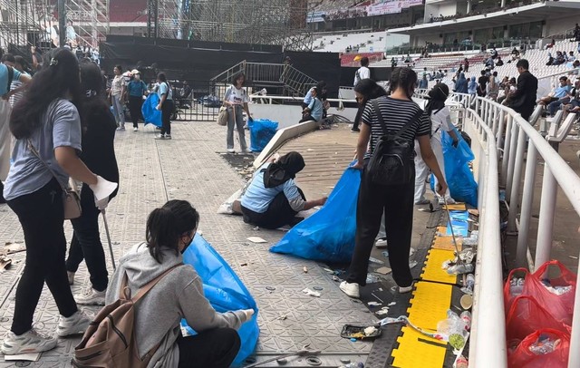 Sejumlah pendukung paslon 02 Prabowo Subianto dan Gibran Rakabuming Raka sigap berinisiatif membersihkan sampah usai kampanye akbar bertajuk 'Pesta Rakyat untuk Indonesia Maju' rampung digelar di Gelora Bung Karno (GBK), Jakarta, Sabtu (10/2/2024). Foto: Dok. Istimewa