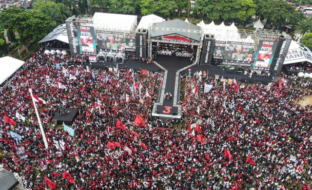 Foto udara simpatisan mengikuti kampanye akbar calon presiden dan calon wakil presiden nomor urut 3 Ganjar Pranowo dan Mahfud MD di Lapangan Pancasila Simpang Lima, Semarang, Jawa Tengah, Sabtu (10/2/2024). Foto: Makna Zaezar/ANTARA FOTO