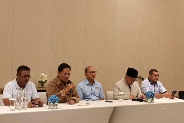 Konferensi pers TKN Prabowo-Gibran terkait dugaan korupsi pembelian pesawat Mirage di Hotel Fairmont, Jakarta Pusat, Sabtu (10/2/2024). Foto: Zamachsyari/kumparan