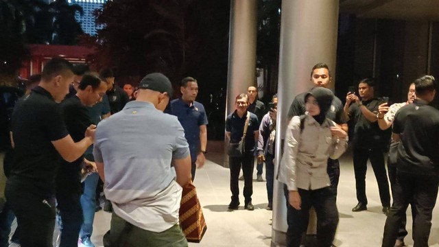 Presiden Joko Widodo mengantarkan anak Gibran Rakabuming Raka sekaligus cucunya, Jan Ethes dan La Lembah Manah ke Fairmont Hotel, Jakarta Pusat, Sabtu (10/2/2024). Foto: Zamachsyari/kumparan