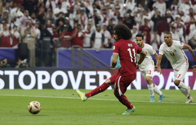 Pemain Timnas Qatar Akram Afif mencetak gol ke gawang Yordania  pada pertandingan final Piala Asia 2023 di Stadion Lusail, Qatar, Sabtu (10/2/2024). Foto: Thaier Al-Sudani/REUTERS