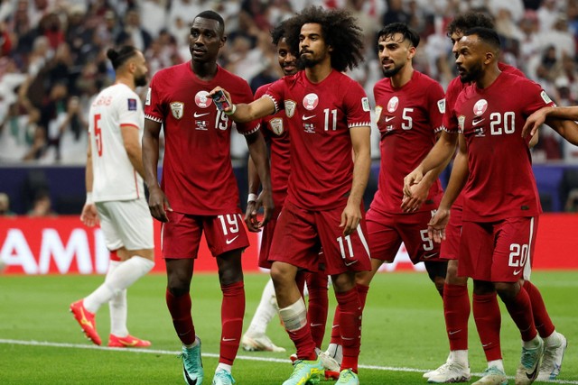 Selebrasi pemain Timnas Qatar Akram Afif usai mencetak gol ke gawang Yordania  pada pertandingan final Piala Asia 2023 di Stadion Lusail, Qatar, Sabtu (10/2/2024). Foto: Thaier Al-Sudani/REUTERS