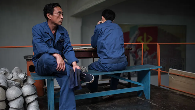 Pekerja di pabrik kabel listrik di Korea Utara