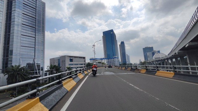 Flyover di Jalan Kapten Tendean, Jakarta Selatan sudah bersih dari alat peraga kampanye, Minggu (11/2/2024). Foto: Jonathan Devin/kumparan