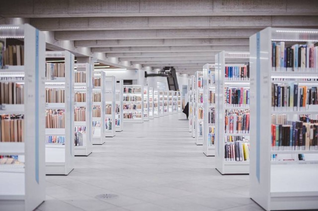 Perpustakaan Gasibu. Foto hanyalah ilustrasi bukan tempat sebenarnya. Sumber: Unsplash/Ryunosuke Kikuno