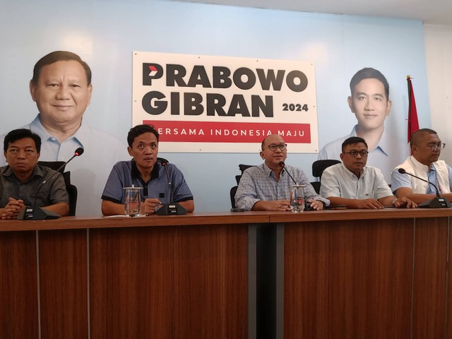 Ketua TKN Prabowo-Gibran, Rosan Roeslani (tengah), menyampaikan klarifikasi terkait pernyataan Connie Rahakundini Bakrie di Media Center Prabowo-Gibran, Minggu (11/2/2024). Foto: Fadhil Pramudya/kumparan