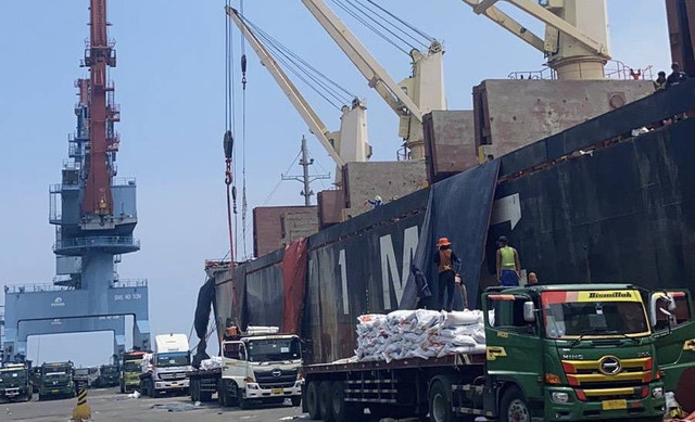 Proses bongkar muat beras milik Perum Bulog di Pelabuhan Tanjung Priok, Jakarta pada Jumat (9/2/2024). Foto: Bapanas