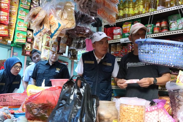 KPPU dan BPKN sidak di pasar cihapit bandung dan griya pahlawan bandung. Foto: KPPU