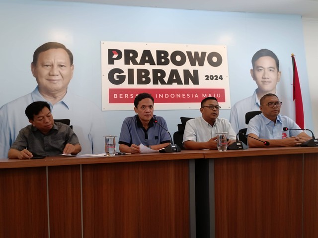 Konferensi pers TKN Prabowo-Gibran terkait film berjudul Dirty Vote, di Media Center TKN Prabowo-Gibran, Minggu (11/2/2024). Foto: Fadhil Pramudya/kumparan.