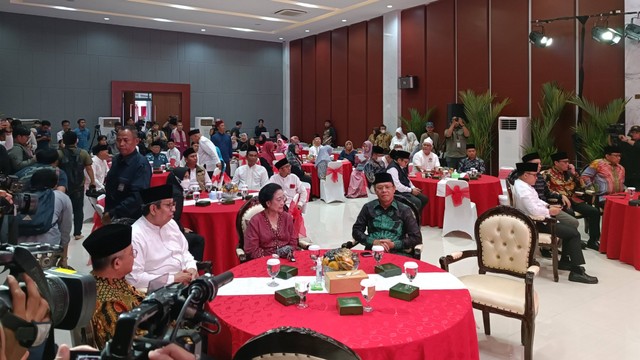 Ketua Umum PDIP Megawati Soekarnoputri menghadiri Isra Mikraj dan tasyakuran di Lenteng Agung, Minggu (11/2/2024). Foto: Hedi/kumparan