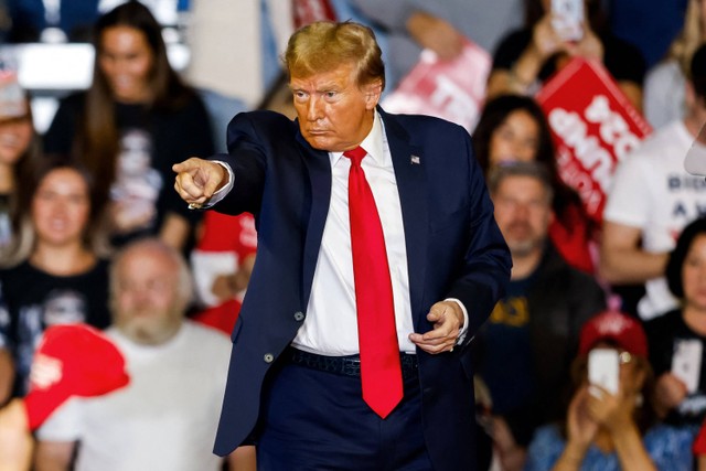 Mantan Presiden AS dan calon presiden tahun 2024 Donald Trump menghadiri Rapat Umum "Get Out the Vote" di Conway, Carolina Selatan, pada 10 Februari 2024. Foto: Julia Nikhinson / AFP