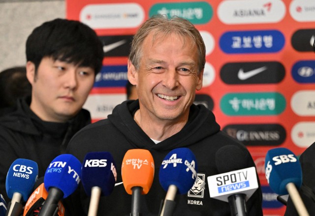 Pelatih kepala tim sepak bola nasional Korea Selatan Jurgen Klinsmann memberikan keterangan pers setibanya di Bandara Internasional Incheon di Incheon, Korea Selatan, pada 8 Februari 2024. Foto: Jung Yeon-je / AFP