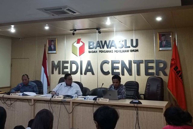 Ketua Bawaslu Rahmat Bagja (tengah) bersama anggota lain melakukan konferensi pers di kantor Bawaslu, Jakarta, Minggu (11/2/2024). Foto: Hedi/kumparan