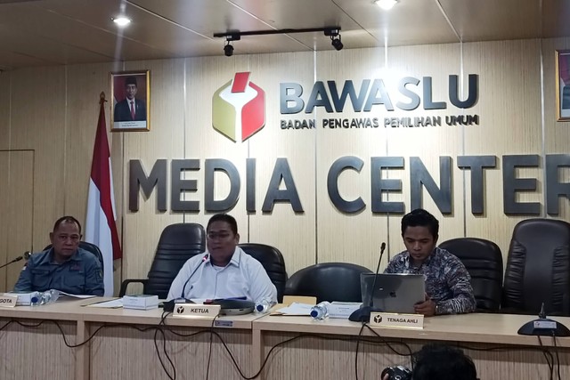 Ketua Bawaslu Rahmat Bagja (tengah) bersama anggota lain melakukan konferensi pers di kantor Bawaslu, Jakarta, Minggu (11/2/2024). Foto: Hedi/kumparan