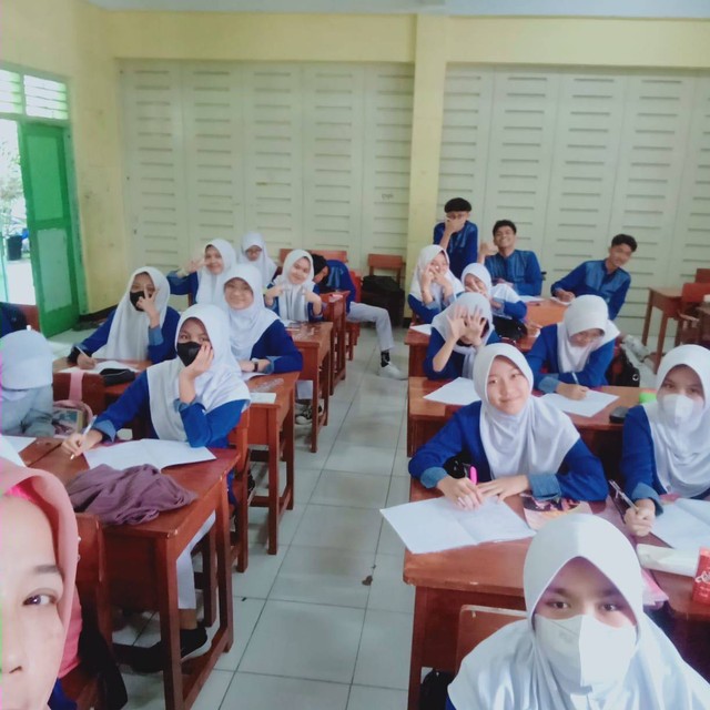 (KEGIATAN BELAJAR MENGAJAR DI SMPN 2 KOTA SUKABUMI)